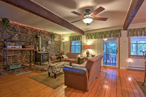 Greentown Casa | 1 Mi to Lake Wallenpaupack Pocono Mountain Home!