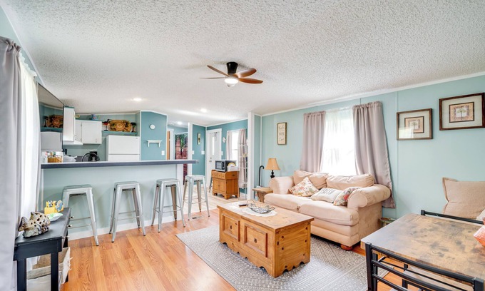 Manattee Road Casa | 1 Mi to Manatee Springs State Park: Cozy Getaway!