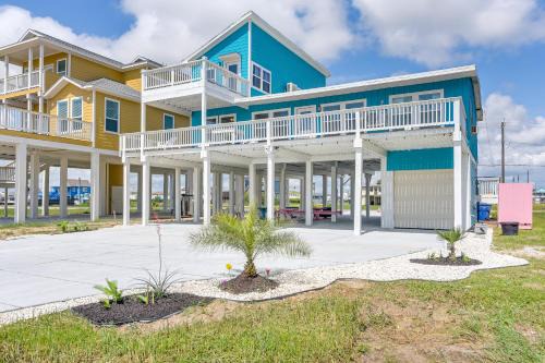 Surfside Beach Apartamento | 1 Mi to Ocean Colorful Freeport Beach Rental!