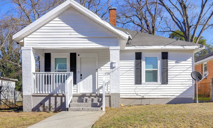 Macon Casa | 1 Mi to Ocmulgee Mounds: Charming Home w/ Yard!