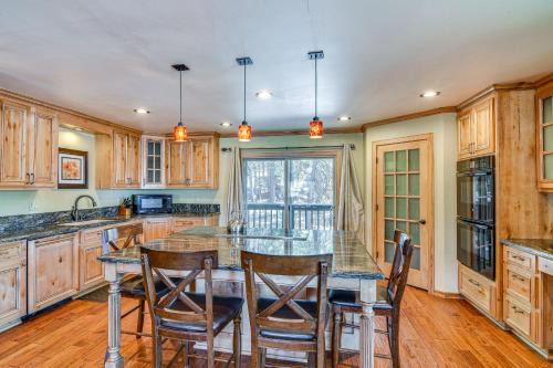 South Lake Tahoe Casa | 1 Mi to Ski Resort South Lake Tahoe Townhome