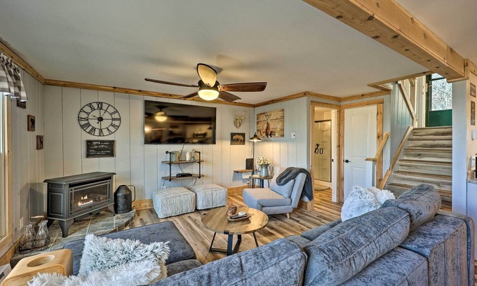 Beech Mountain Condominio | 1 Mi to Skiing: Beech Mountain Condo w/ Fireplace!