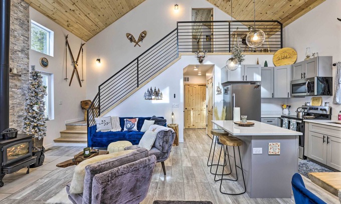 Saint Mary's Cabina | 1 Mi to St Mary’s Glacier Trail: Modern Mtn Cabin!