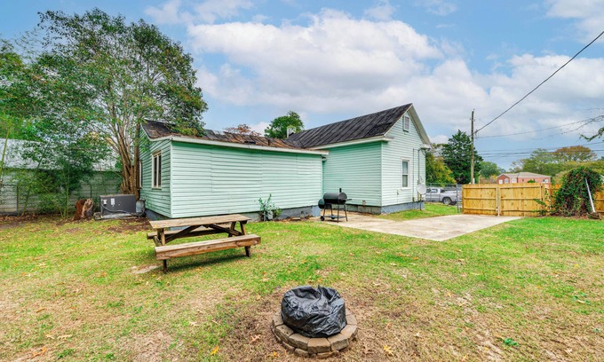 Greenville Casa | 1 Mi to Stadium: Home w/ Porch in Greenville!
