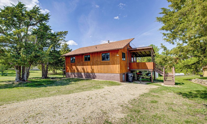 Fostoria Cabina | < 1 Mi to Tuttle Creek Lake: Cabin w/ 2 Kayaks!