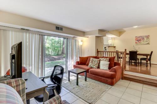 Berwyn Apartamento | 1 Mi to UMD Convenient and Cozy Condo with Patio!