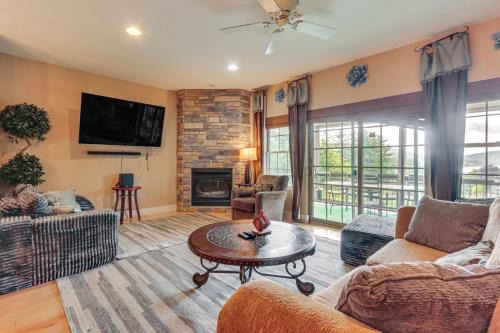 McHenry Apartamento | 1 Mi to Wisp Resort Hot Tub Haven in McHenry!