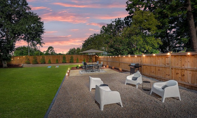 East Raleigh Casa | 1 Mile to DT, King Bed, Fenced Yard, Fire Pit, Pet Friendly