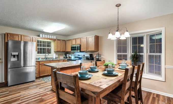 Pigeon Forge Apartamento | 1 Mile to pkwy, Pets, Hot Tub, Creekside, Porch