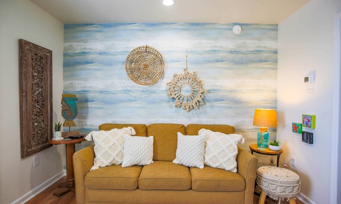 Folly Beach Condominio | 1 min a la playa. Condominio artístico y relajante ubicado en el corazón de Fun-Filled Folly Beach. W / estacionamiento.
