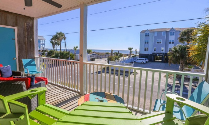 Folly Beach Condominio | ¡Nuevo! 1 min a la playa. ¡Relájese y observe las olas del amanecer y estrellándose desde nuestro balcón cubierto!