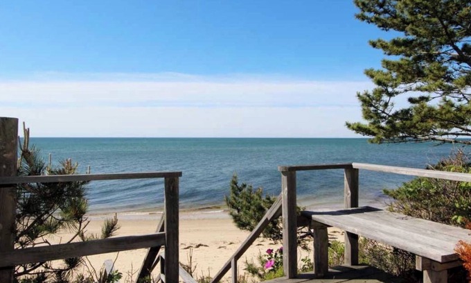 Dennis Port Casa | 1 min walk from private beach - 4 bd main house, 2 bd carriage house!
