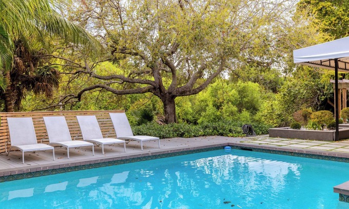 Birch Park Finger Streets Casa | <1 Min WALK to Beach, Heated Pool, Modern Oasis, 5 bedroom, 8 beds, 4 bathrooms
