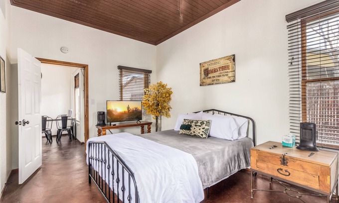 Tombstone Casa | 1 min walk to O.K. Corral & Allen St. Perfect for families & dog friendly.