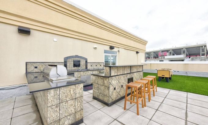 Columbia Condominio | 1 min walk to stadium! Private Rooftop at Williams-Brice - 3-bed 3-bath condo