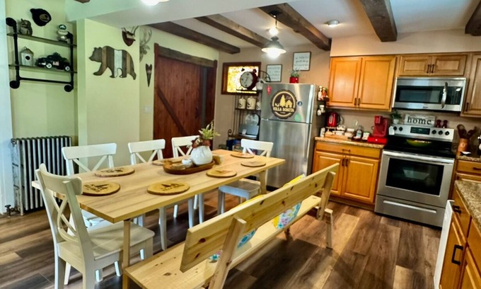 Mount Pocono Casa | 1 minute driving away from casino. pet’s friendly, close to everything