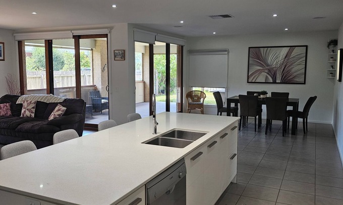 Queenscliff Casa | 1 minute to parks waterways bike and walking trails. 3 minutes to Lonsdale Golf