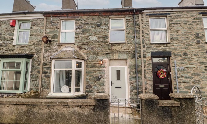 Holyhead Cabaña | 1 MONA TERRACE, pet friendly, with open fire in Llanfachraeth