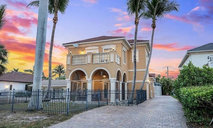 Naples Park Casa | 1 OF THE CLOSEST NAPLES PARK HOMES 2 THE BEACH/RENOVATED/5BR/POOL/BIKES/GAMEROOM