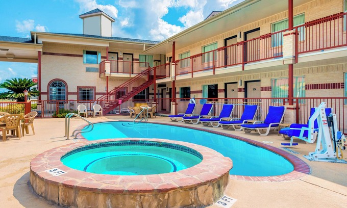 New Braunfels Hotel | 1 or 2-bed hotel in awesome New Braunfels with AC, WiFi