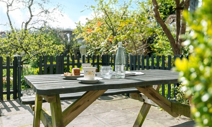 St Dogmaels Cabaña | 1 Penally Boathouse Mews, Holiday Cottage St Dogmaels, Sleeps 4, 2 bedrooms, bathrooms