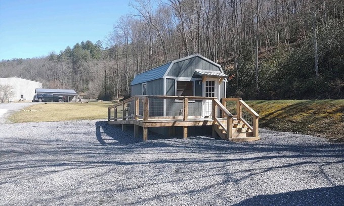 Robbinsville Cabina | 1 Room Cabin- " The Farm House"