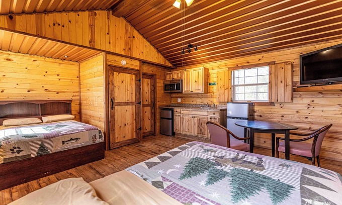Big Spring Cabina | 1-room Cabin with 2 beds, Kitchen, Shower, fitness room, laundry, in Big Spring