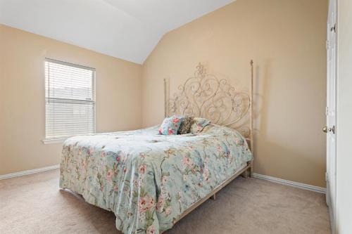 Far North Dallas Casa | 1 Room with Cozy Bed