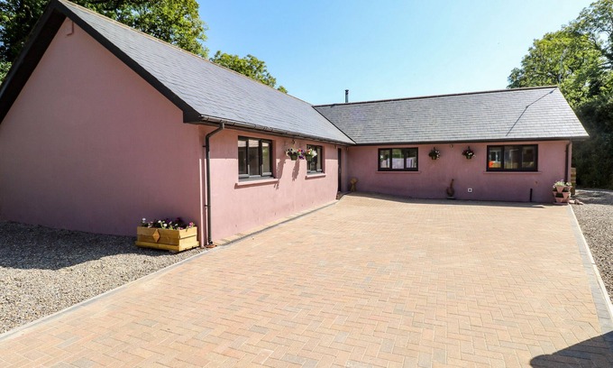 Robeston Wathen Cabaña | 1 THE WARREN, pet friendly, country holiday cottage in Narberth