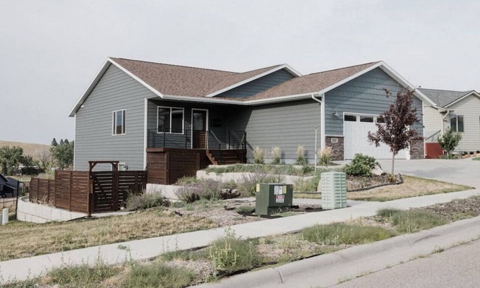 Rapid City Apartamento | #1 Upstairs Bengal · Modern House - Private Hot Tub!!!