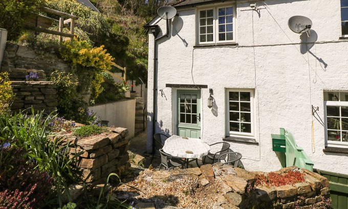 Milton Combe Cabaña | 1 WOODSIDE COTTAGES, pet friendly, with open fire in Yelverton