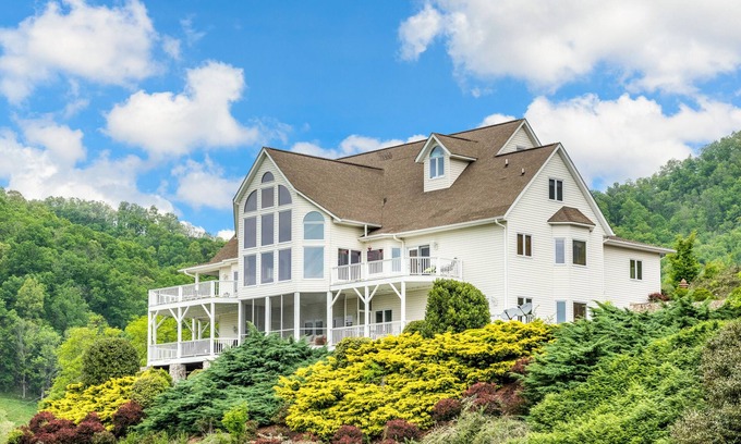 Clyde Casa | 10-acre manor with Blue Ridge views, game rooms & private vintage diner