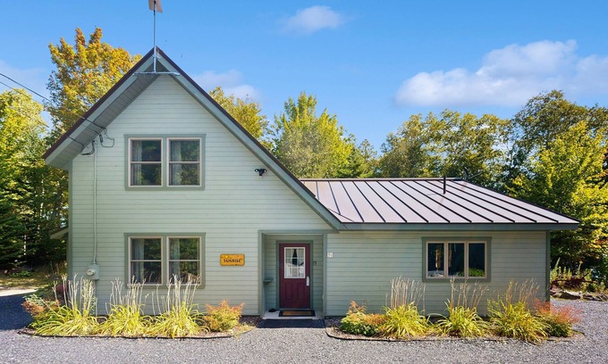 Greenville Casa | 10-acre waterfront hideaway with kayak, private dock on Prong Pond & firepit