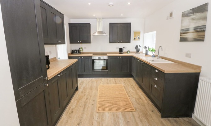 Holyhead Cabaña | 10 CLEIFIOG FAWR, family friendly, luxury holiday cottage in Valley