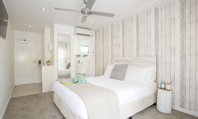 Noosa Heads Hotel | 10 Hastings Street Boutique Motel & Cafe