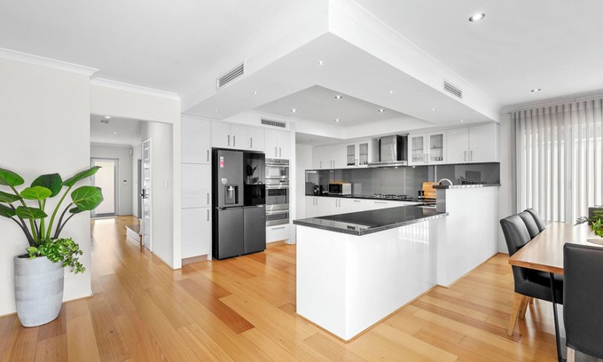 Maylands Casa | 10 Majestic Maylands 4BR Walk to River!