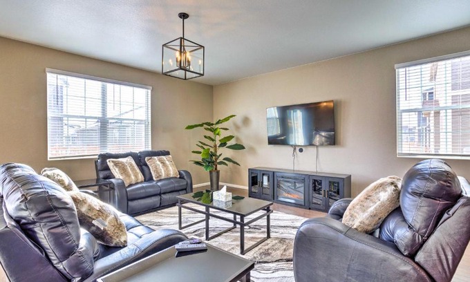 Aurora Casa | 10 Mi to DIA Spacious Aurora House with Yard!