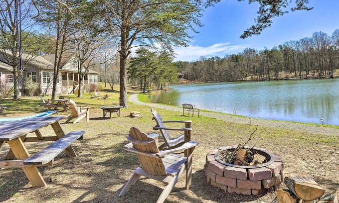 Trenton Cabina | 10 Mi to Drive-In: Lakefront Trenton Cabin!