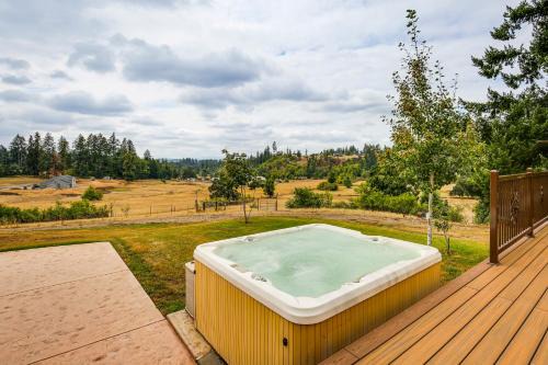 Thurston Casa | 10 Mi to Eugene Countryside Home with Mtn Views!