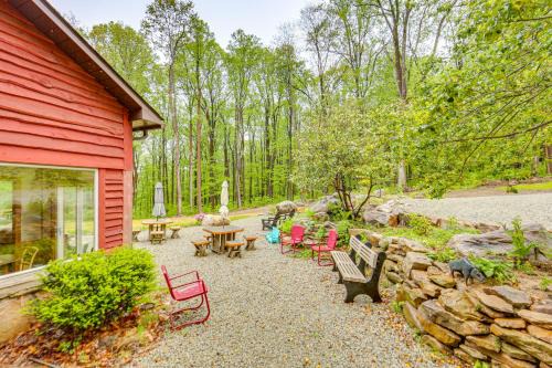 Normalville Casa | 10 Mi to Mtn Resort Normalville Cabin with Balcony!