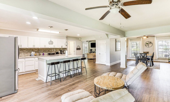 Country Club Estates Casa | 10 Mi to St Simons Island: Home w/ Screened Porch