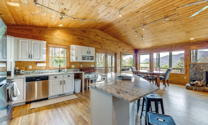 Balsam Casa | 10 Mi to Waynesville: Cabin w/ Hot Tub & Mtn Views