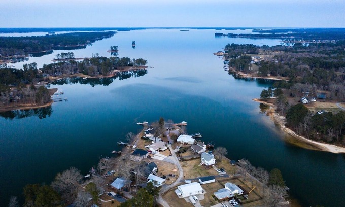 Gilbert Casa | 10 Mile View on Lake Murray, SC, Putting Green, Hot Tub, Lake Edge Fire Pit