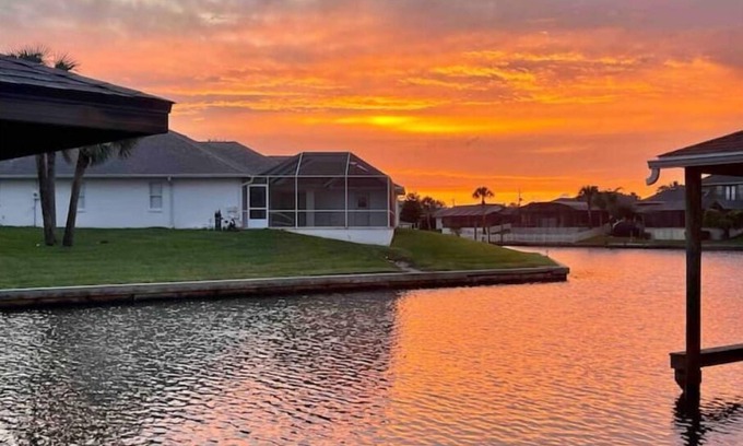 Palm Harbor Casa | 10 min from beach access, sleeps 10 private dock