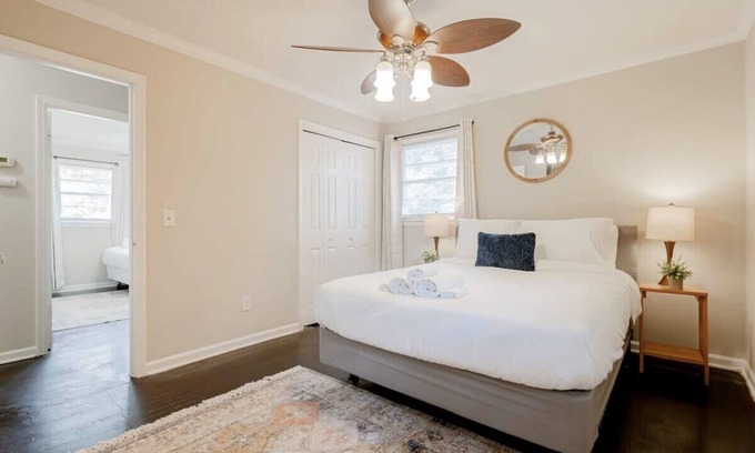 Eau Claire Casa | 10 Min from Downtown Columbia - The Ronnie Runner