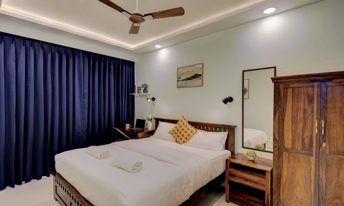 Chicalim Apartamento | 10 min from GOI airport! Family sized apartment w/deck. Pool. Sauna. Wi-Fi.