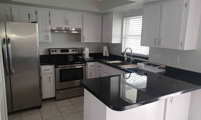 Englewood East Casa | 10 min. from the beach, pet-friendly, fenced yard.