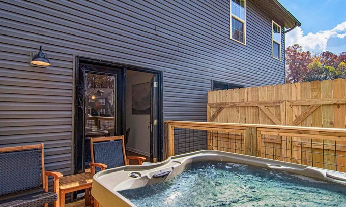 Sevierville Casa | Winter Fun| Hot Tub | Minutes to Dollywood!