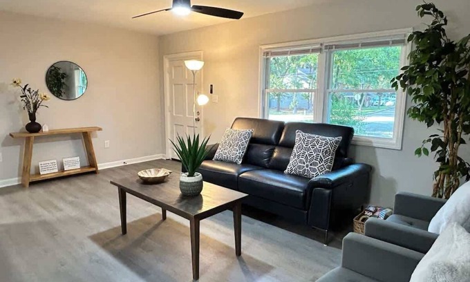 Southwest Raleigh Casa | 10 Min to Downtown | Desk | Fenced Yard | Wi-Fi