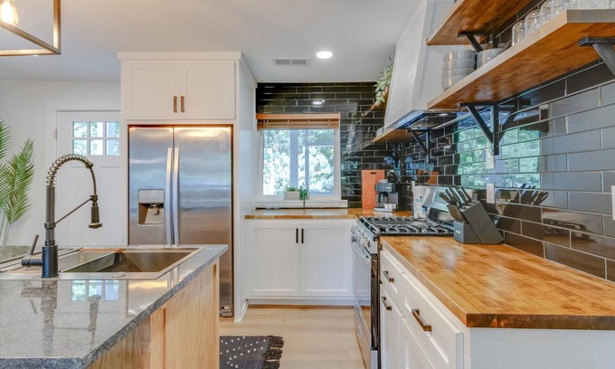 Woodbine Casa | 10 Min to Downtown- Large Patio- Basketball Game